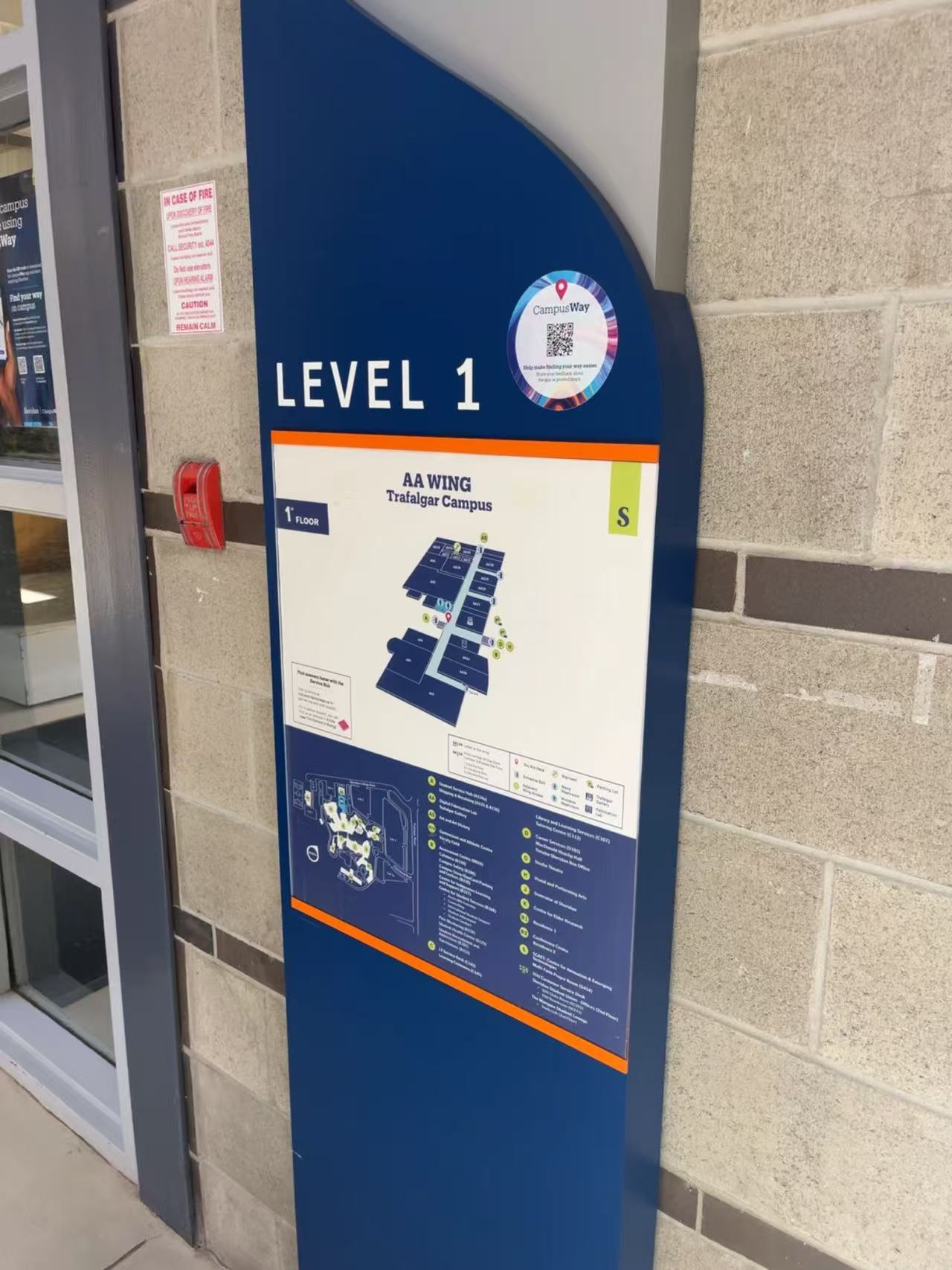 Campus Wayfinding Signage: Made from bent aluminum panels, aluminum composite panels, or PVC foam boards. Reasons for using these materials: Aluminum panels offer high malleability, allowing them to be shaped into smooth curves while remaining resistant to rust and fading. Aluminum composite panels and PVC foam boards are exceptionally flat and lightweight; they feature a matte finish that is scratch-resistant, waterproof, and anti-reflective, making them easy for students to read and durable enough to withstand frequent outdoor exposure without damage.